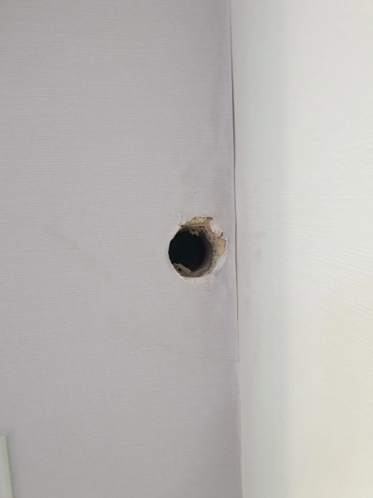 에어컨철거구멍복원 브래킷 자리 마감 작업